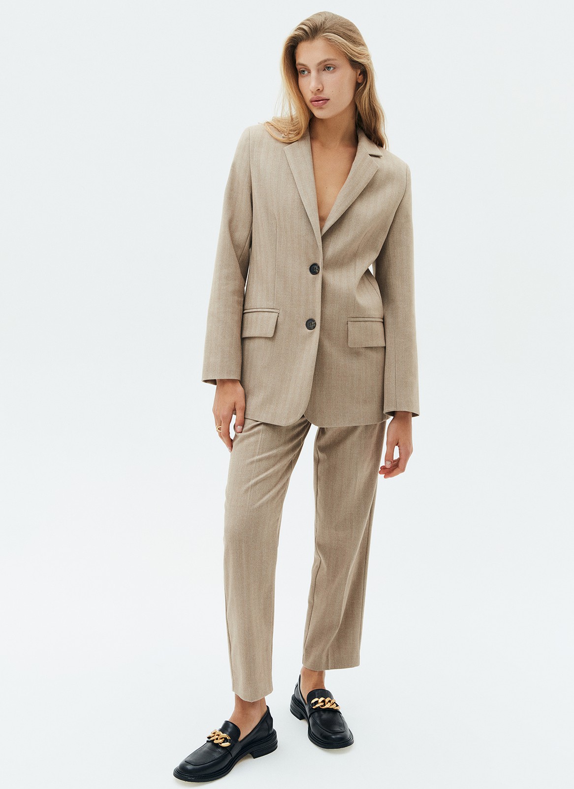 Однобортный жакет с увеличенной линией плеча Oversize, цвет: кэмел Allweneed
Однобортный жакет с эффектом с мужского плеча. Классические детали жакета: лацканы, застежка на пуговицы, два кармана по бокам. Благодаря акценту на плечах можно создавать заметные многослойные образы. Приятная к телу костюмная ткань в новом сезоне еще лучше держит форму и сохраняет первоначальный внешний вид. Носите с брюками из коллекции или с платьями и нежными юбками.