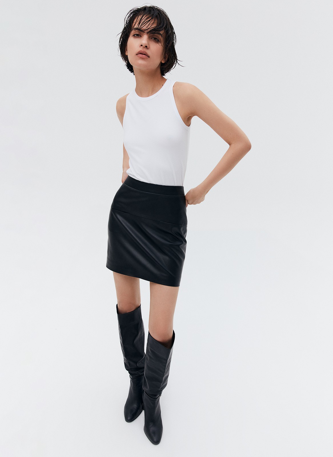 


Юбка из эластичной экокожи. Короткая длина отлично смотрится на девушках с разным ростом. Наши изделия из экокожи имеют приятную к телу подложку, поэтому вы можете их носить комфортно целый день. Модель на средней посадке. Сочетайте с трикотажными лонгсливами и водолазками. Для более чувственного образа наденьте юбку с высокими сапогами.