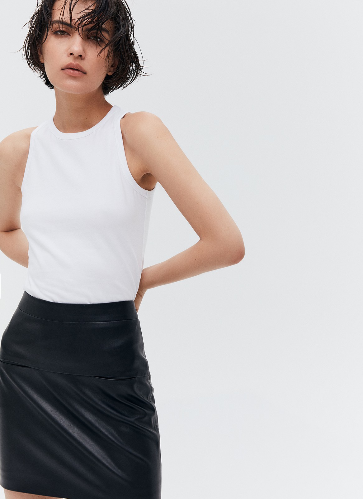 


Юбка из эластичной экокожи. Короткая длина отлично смотрится на девушках с разным ростом. Наши изделия из экокожи имеют приятную к телу подложку, поэтому вы можете их носить комфортно целый день. Модель на средней посадке. Сочетайте с трикотажными лонгсливами и водолазками. Для более чувственного образа наденьте юбку с высокими сапогами.