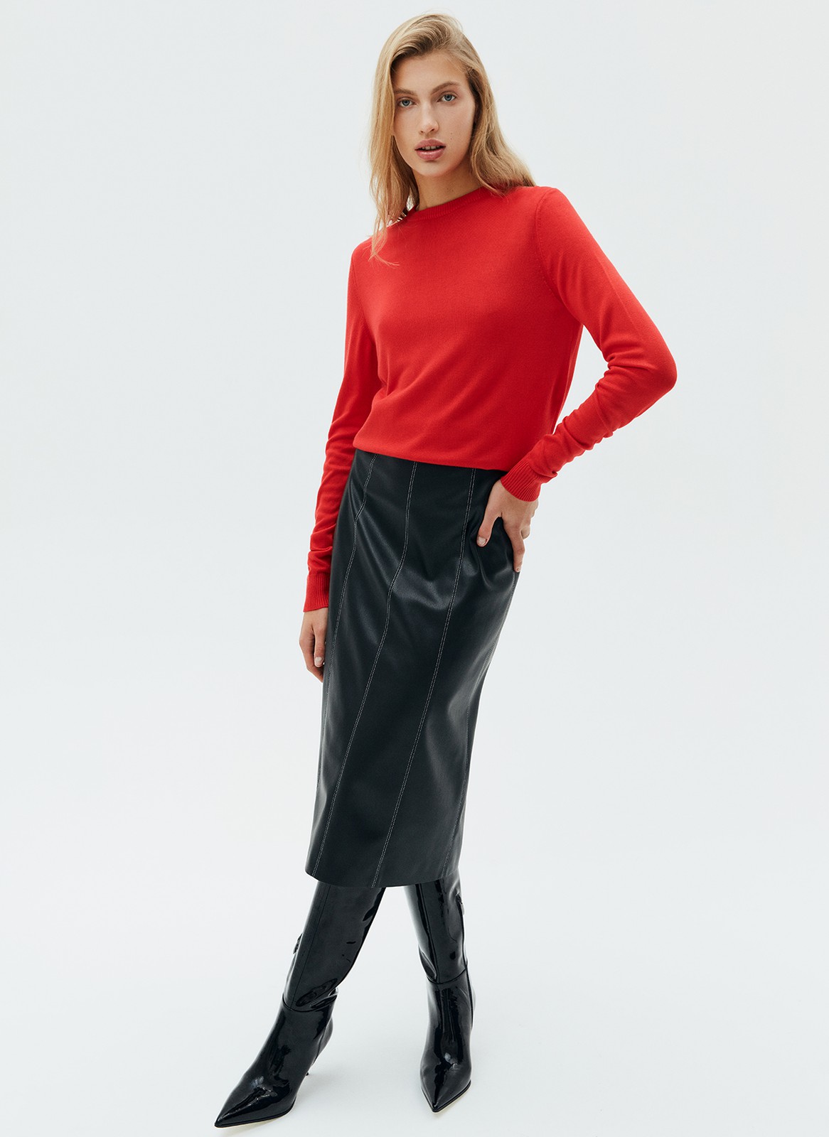 Джемпер вязаный тонкий, цвет: красный Allweneed Джемпер свободного силуэта из трикотажа. Мы перевыпустили модель в новом качестве. Изделие из легкой пряжи на основе вискозы и дралона. Дралон сверхпрочный и гипоаллергенный материал. Носите, когда отравляетесь на прогулку по парку или на посиделки с подругами. Модель легко стилизовать с брюками, юбками и любимыми джинсами.