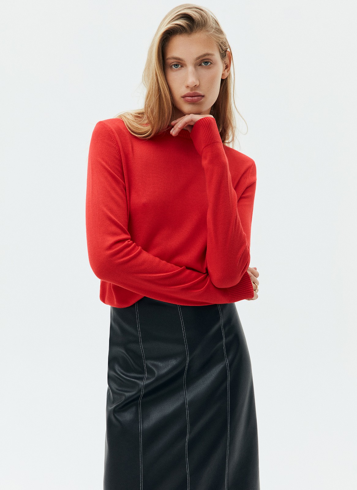 Джемпер вязаный тонкий, цвет: красный Allweneed Джемпер свободного силуэта из трикотажа. Мы перевыпустили модель в новом качестве. Изделие из легкой пряжи на основе вискозы и дралона. Дралон сверхпрочный и гипоаллергенный материал. Носите, когда отравляетесь на прогулку по парку или на посиделки с подругами. Модель легко стилизовать с брюками, юбками и любимыми джинсами.