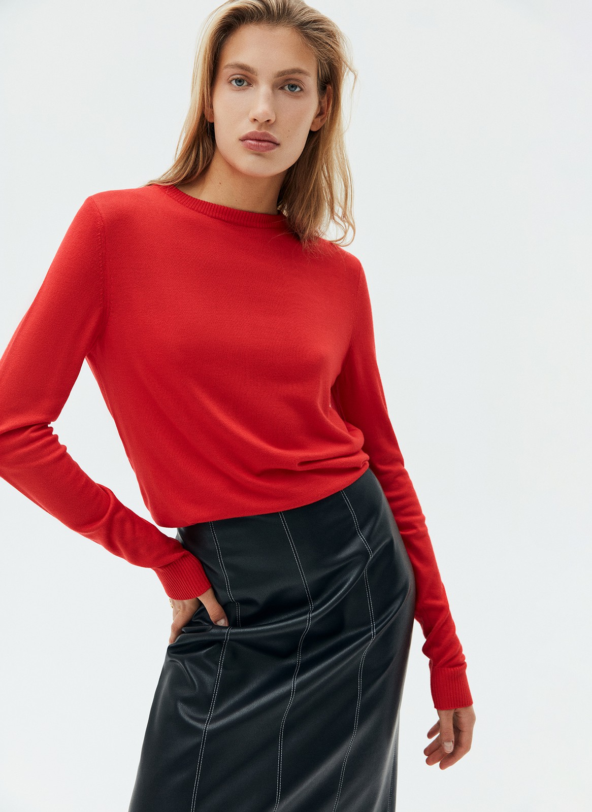 Джемпер вязаный тонкий, цвет: красный Allweneed Джемпер свободного силуэта из трикотажа. Мы перевыпустили модель в новом качестве. Изделие из легкой пряжи на основе вискозы и дралона. Дралон сверхпрочный и гипоаллергенный материал. Носите, когда отравляетесь на прогулку по парку или на посиделки с подругами. Модель легко стилизовать с брюками, юбками и любимыми джинсами.