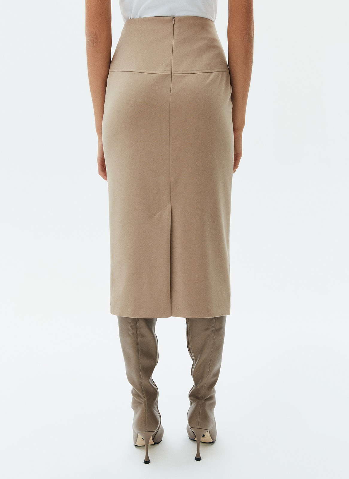 Прямая юбка из костюмной ткани, цвет: бежевый Allweneed
Юбка-карандаш из костюмной ткани. Мы поработали над тканью в этом сезоне, теперь она ещё лучше держит форму. Благодаря материалам высокого качества, юбка красиво смотрится на фигуре. Модель на средней посадке. Мы рекомендуем сочетать с жакетами из новой коллекции и водолазками.