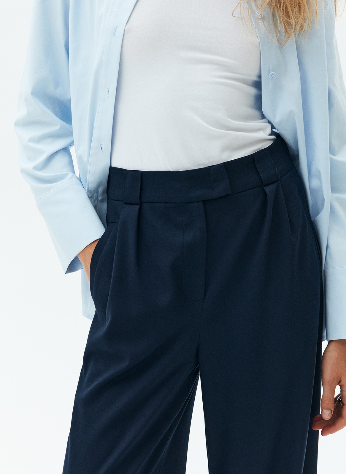 Широкие брюки полной длины, цвет: темно-синий Allweneed
Широкие брюки на средней посадке. Скрытая застежка и два глубоких кармана. Мы изготовили эту модель из костюмной ткани высокого качества, поэтому брюки хорошо сидят. Сочетайте с жакетом или комбинируйте с лонгсливами и водолазкой.