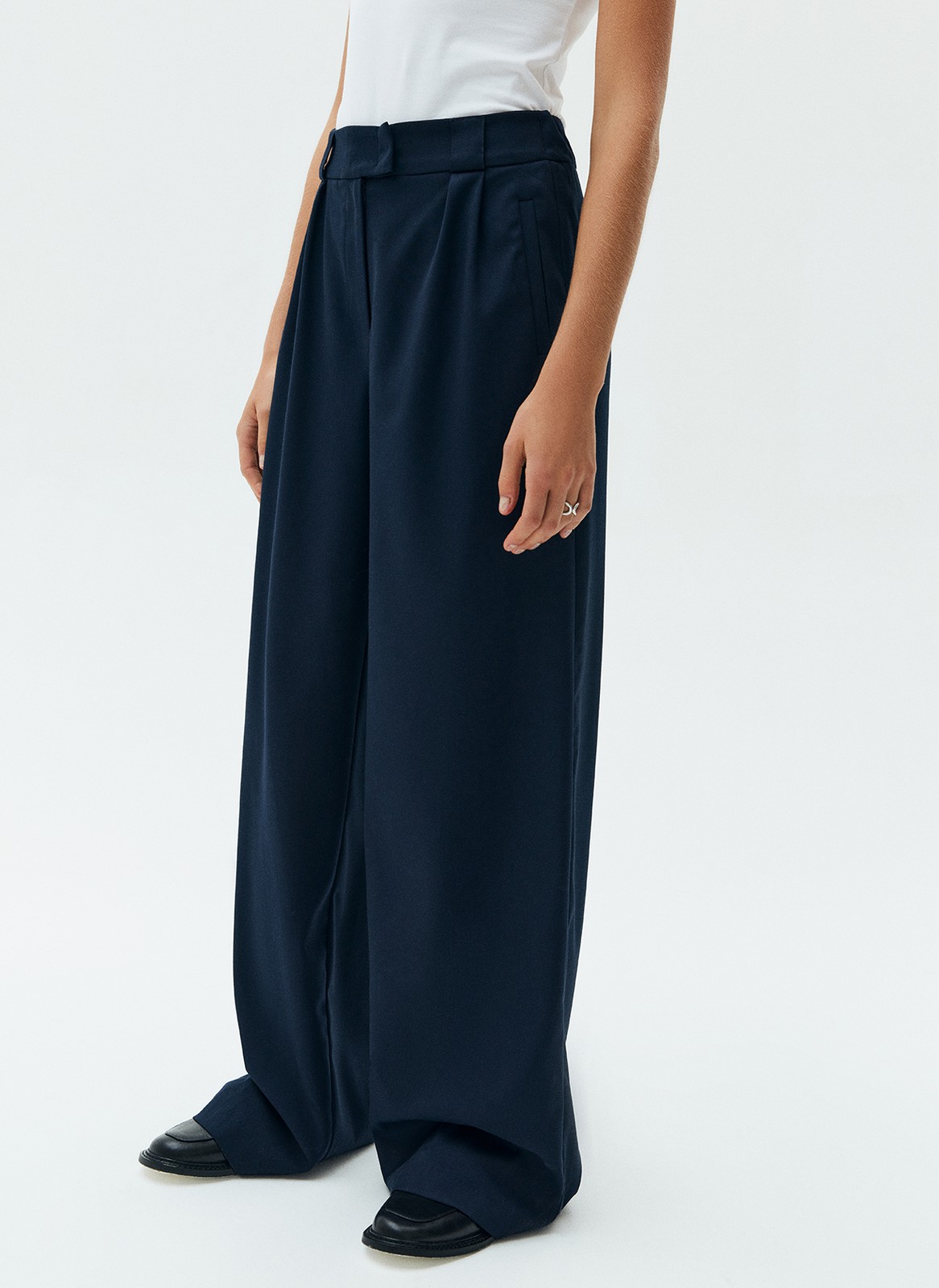 Широкие брюки полной длины, цвет: темно-синий Allweneed
Широкие брюки на средней посадке. Скрытая застежка и два глубоких кармана. Мы изготовили эту модель из костюмной ткани высокого качества, поэтому брюки хорошо сидят. Сочетайте с жакетом или комбинируйте с лонгсливами и водолазкой.