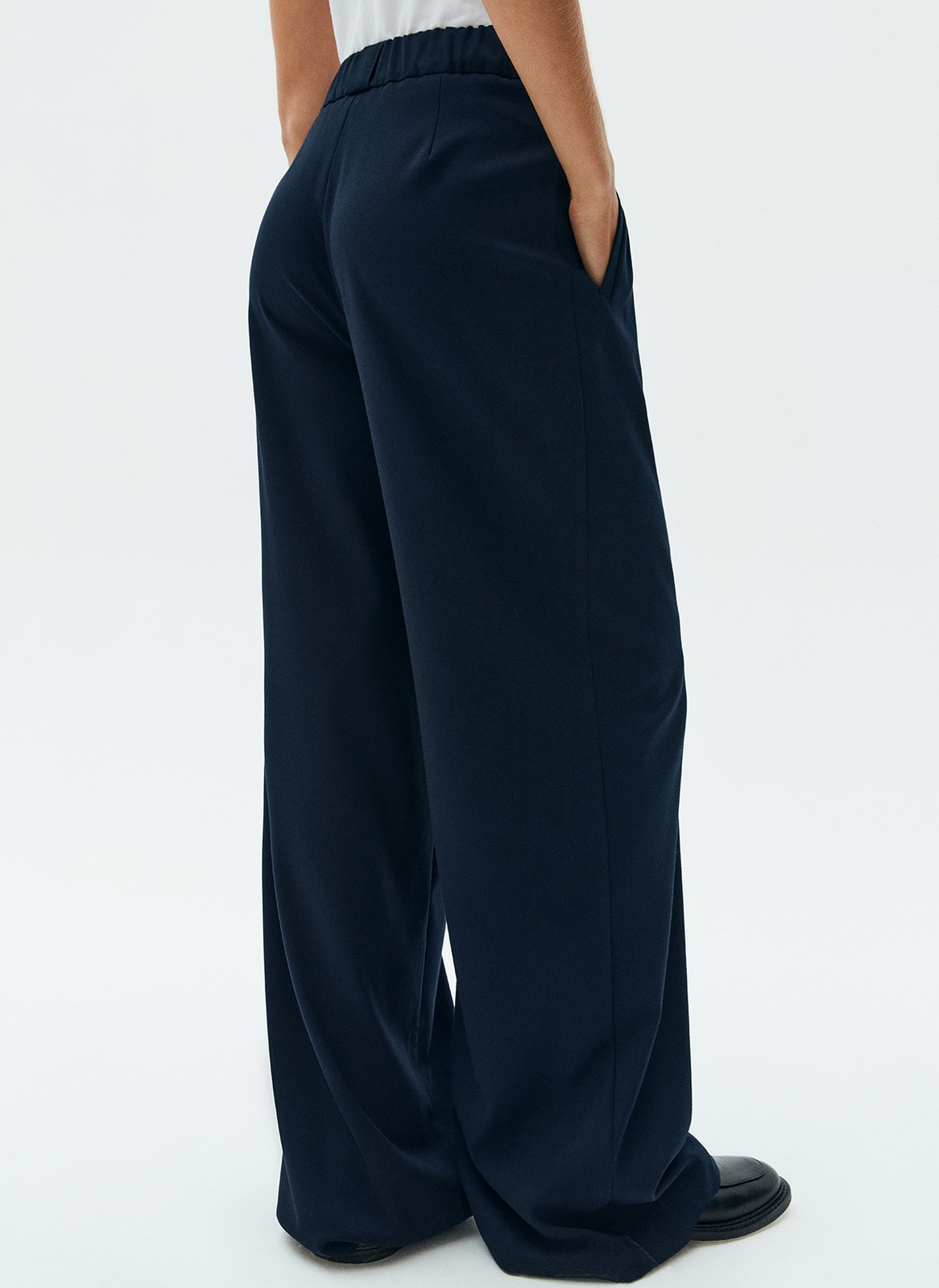 Широкие брюки полной длины, цвет: темно-синий Allweneed
Широкие брюки на средней посадке. Скрытая застежка и два глубоких кармана. Мы изготовили эту модель из костюмной ткани высокого качества, поэтому брюки хорошо сидят. Сочетайте с жакетом или комбинируйте с лонгсливами и водолазкой.