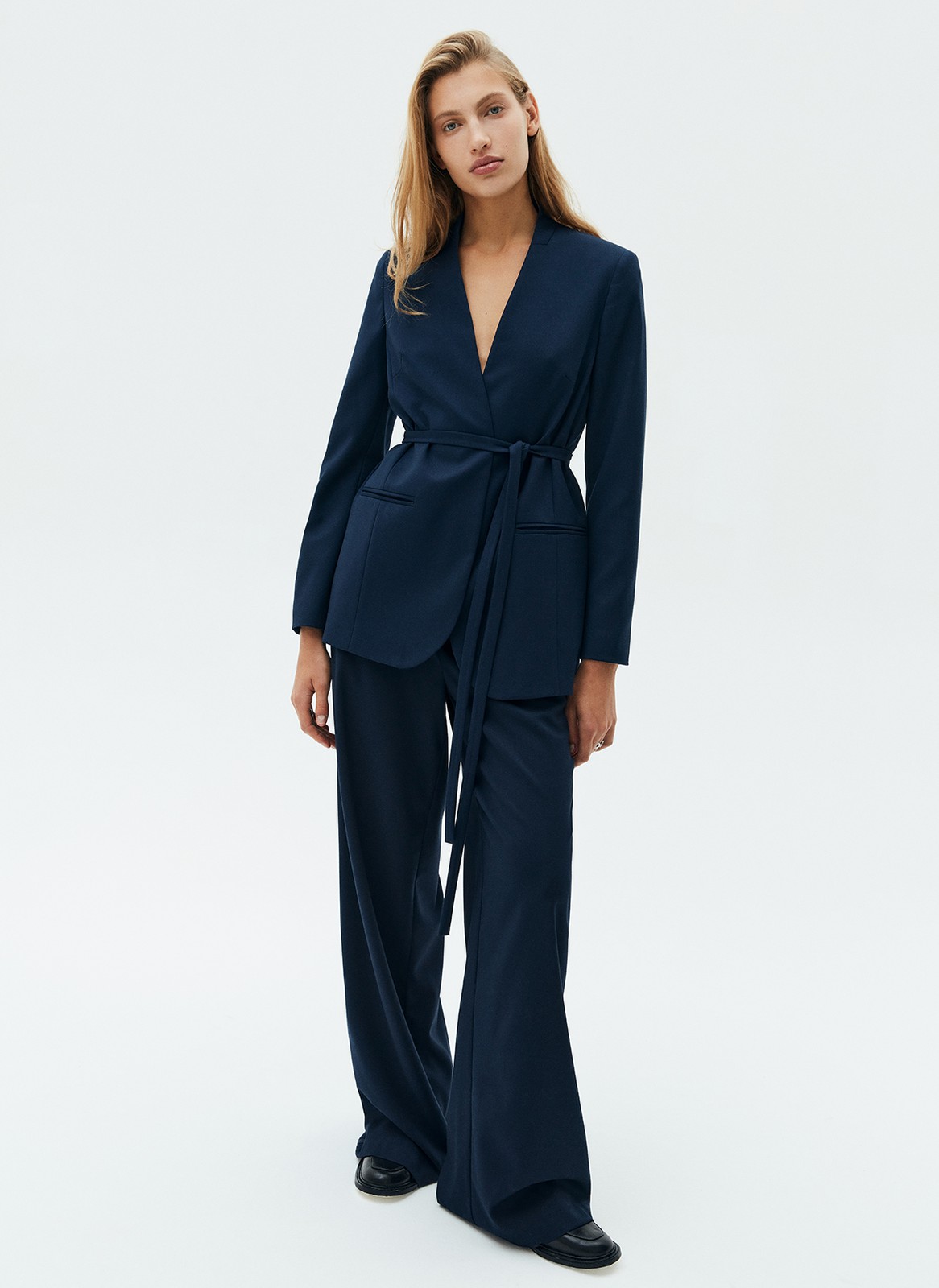 Широкие брюки полной длины, цвет: темно-синий Allweneed
Широкие брюки на средней посадке. Скрытая застежка и два глубоких кармана. Мы изготовили эту модель из костюмной ткани высокого качества, поэтому брюки хорошо сидят. Сочетайте с жакетом или комбинируйте с лонгсливами и водолазкой.