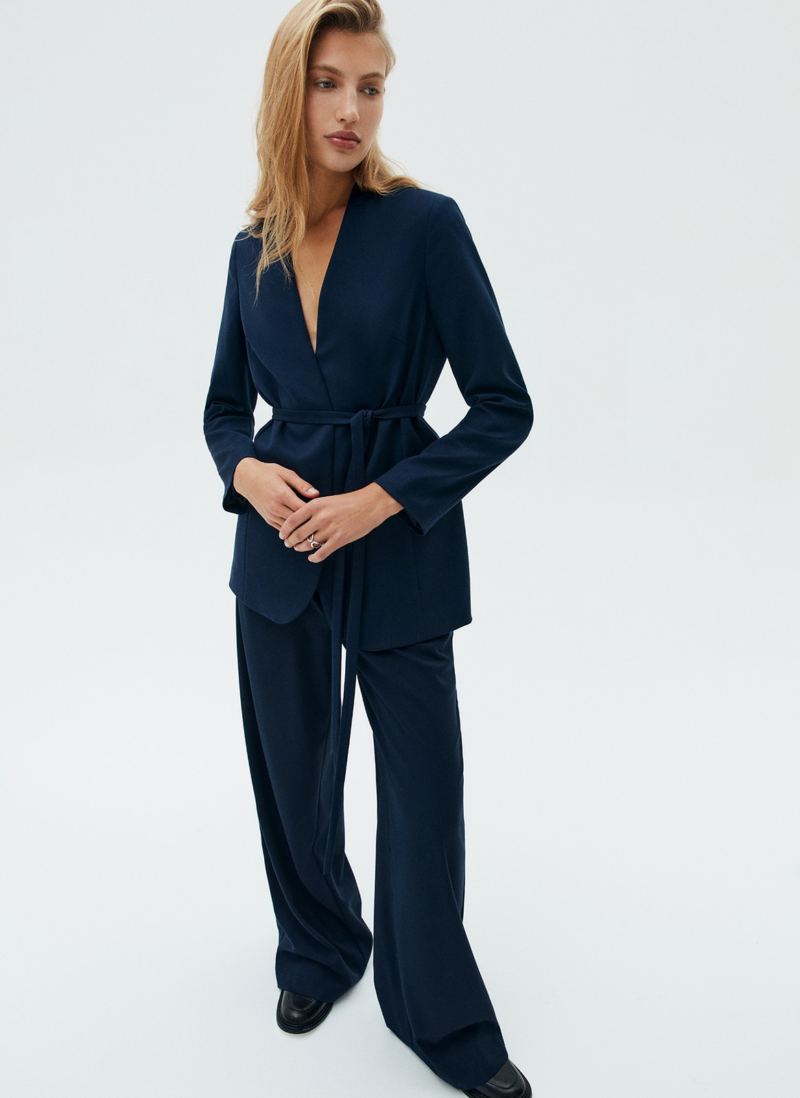 Однобортный жакет без лацканов, цвет: темно-синий Allweneed
Однобортный жакет без лацканов. Модель с тонким поясом, чтобы подчеркнуть талию. Два кармана по бокам. Классическая линия плеча и универсальная длина до середины бедра. Вы можете носить эту модель как альтернативу кардигану или жакету с лацканами