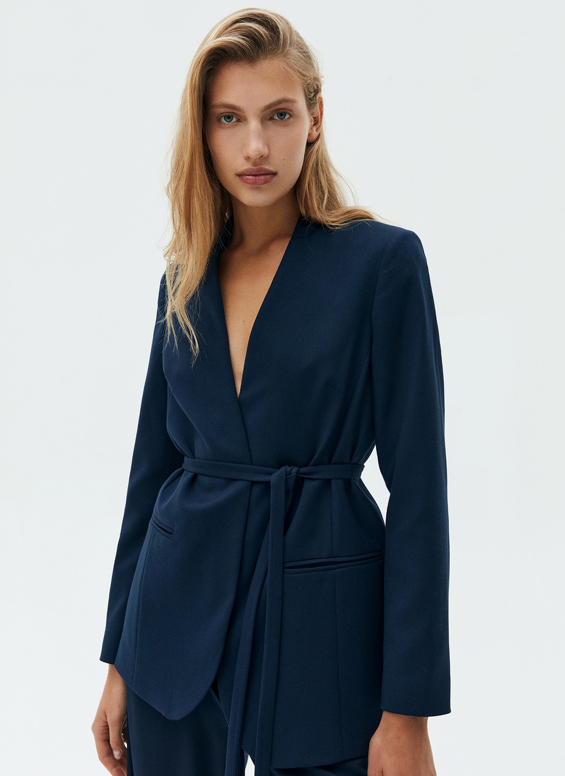 Однобортный жакет без лацканов, цвет: темно-синий Allweneed
Однобортный жакет без лацканов. Модель с тонким поясом, чтобы подчеркнуть талию. Два кармана по бокам. Классическая линия плеча и универсальная длина до середины бедра. Вы можете носить эту модель как альтернативу кардигану или жакету с лацканами