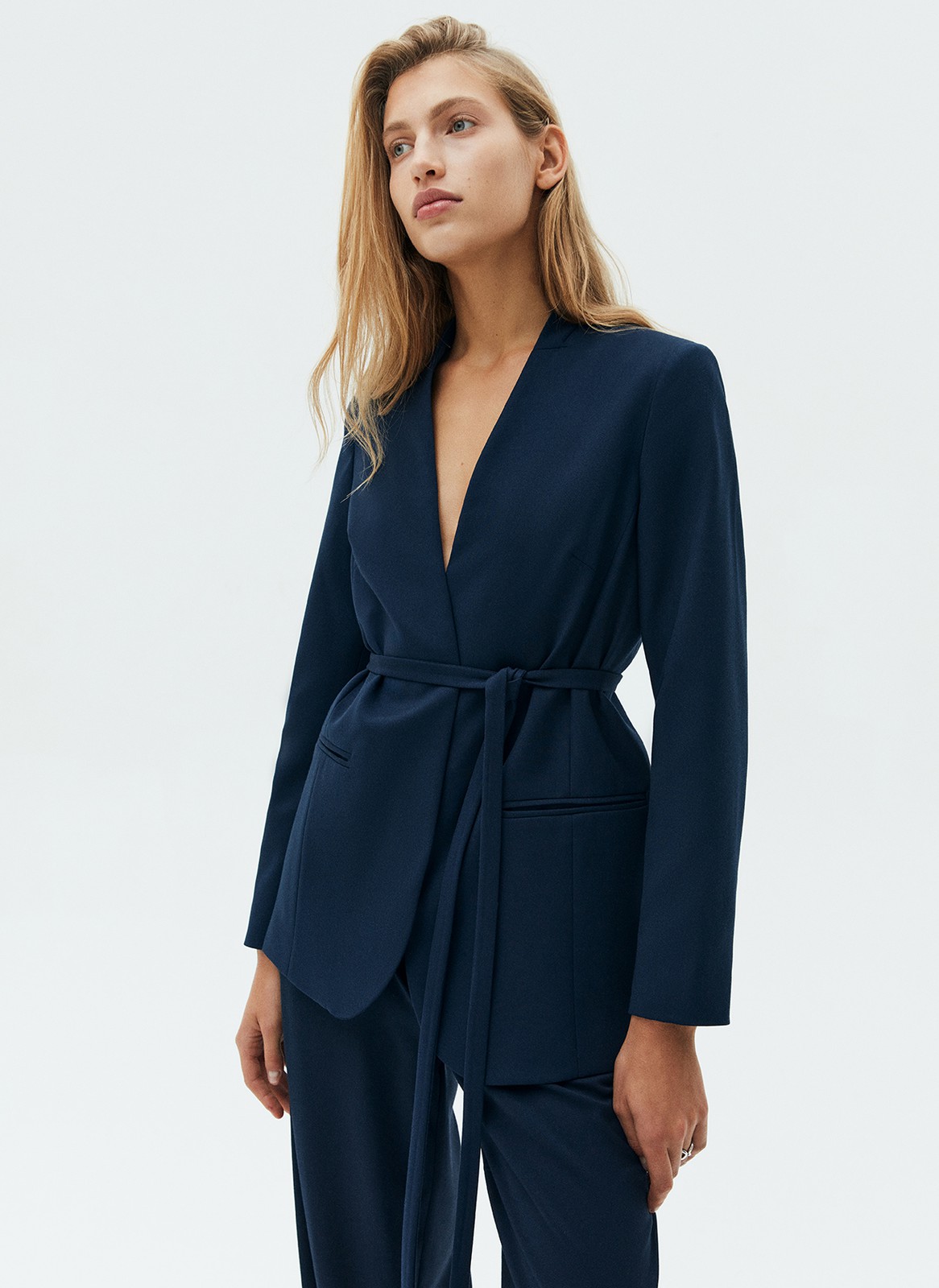Однобортный жакет без лацканов, цвет: темно-синий Allweneed
Однобортный жакет без лацканов. Модель с тонким поясом, чтобы подчеркнуть талию. Два кармана по бокам. Классическая линия плеча и универсальная длина до середины бедра. Вы можете носить эту модель как альтернативу кардигану или жакету с лацканами