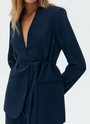 Однобортный жакет без лацканов, цвет: темно-синий Allweneed
Однобортный жакет без лацканов. Модель с тонким поясом, чтобы подчеркнуть талию. Два кармана по бокам. Классическая линия плеча и универсальная длина до середины бедра. Вы можете носить эту модель как альтернативу кардигану или жакету с лацканами