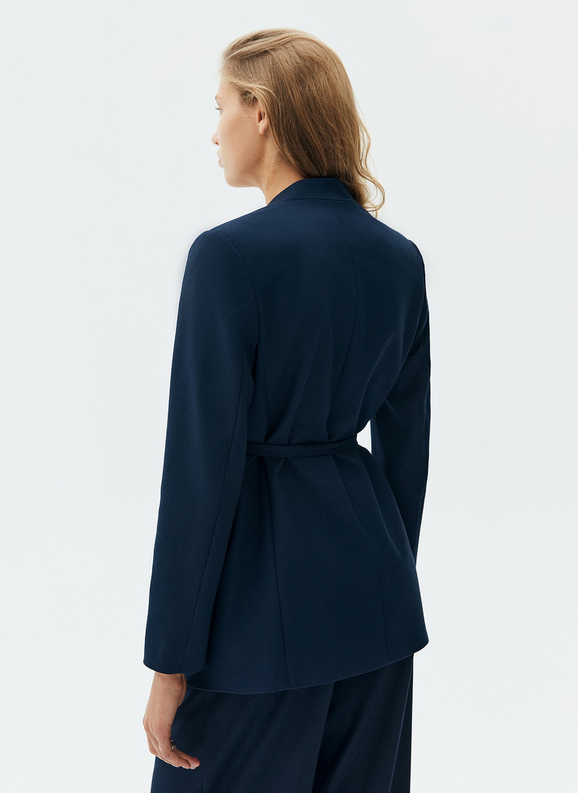 Однобортный жакет без лацканов, цвет: темно-синий Allweneed
Однобортный жакет без лацканов. Модель с тонким поясом, чтобы подчеркнуть талию. Два кармана по бокам. Классическая линия плеча и универсальная длина до середины бедра. Вы можете носить эту модель как альтернативу кардигану или жакету с лацканами