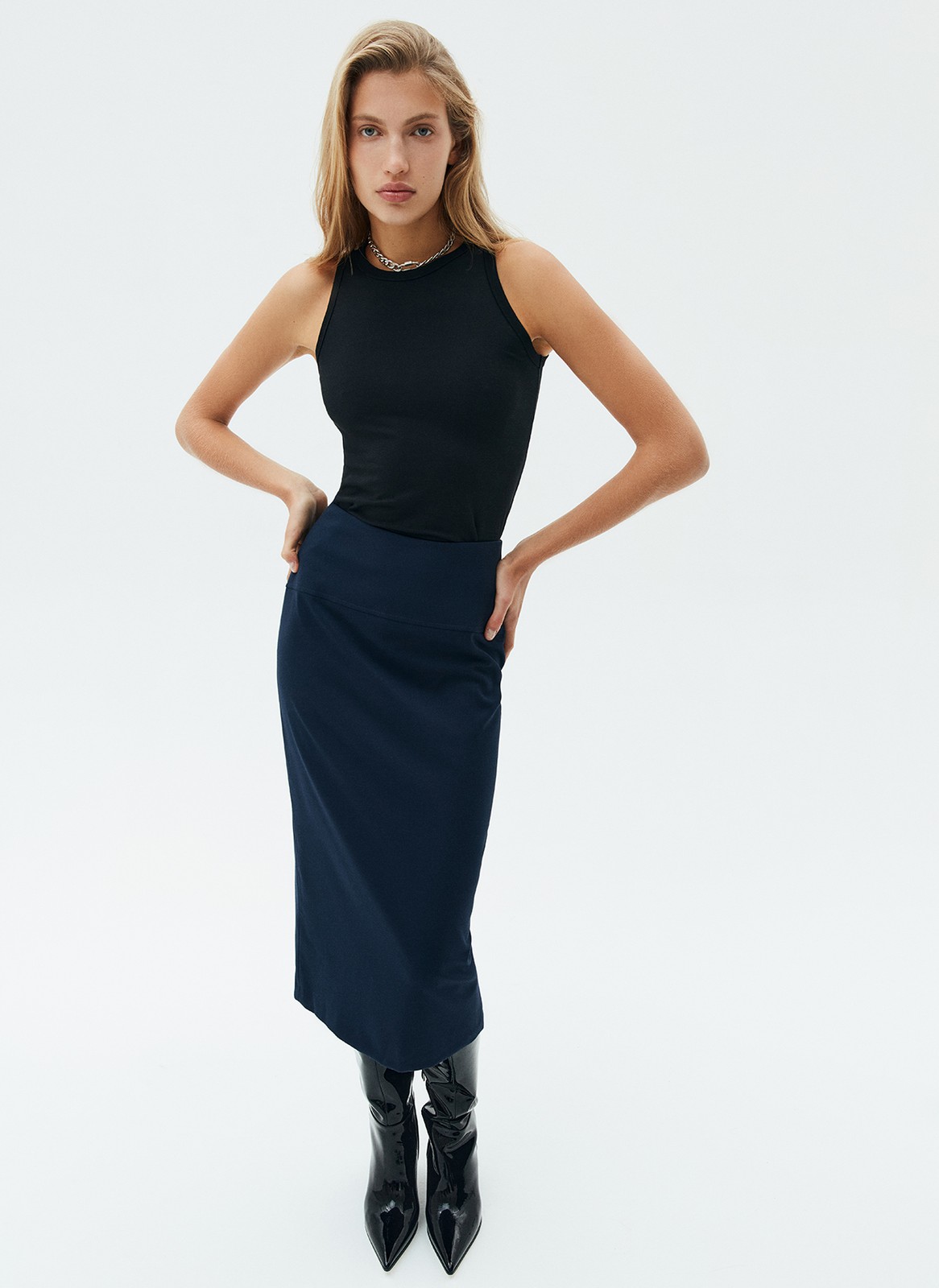 


Юбка-карандаш из костюмной ткани. Мы поработали над тканью в этом сезоне, теперь она ещё лучше держит форму. Благодаря материалам высокого качества, юбка красиво смотрится на фигуре. Модель на средней посадке. Мы рекомендуем сочетать с жакетами из новой коллекции и водолазками.