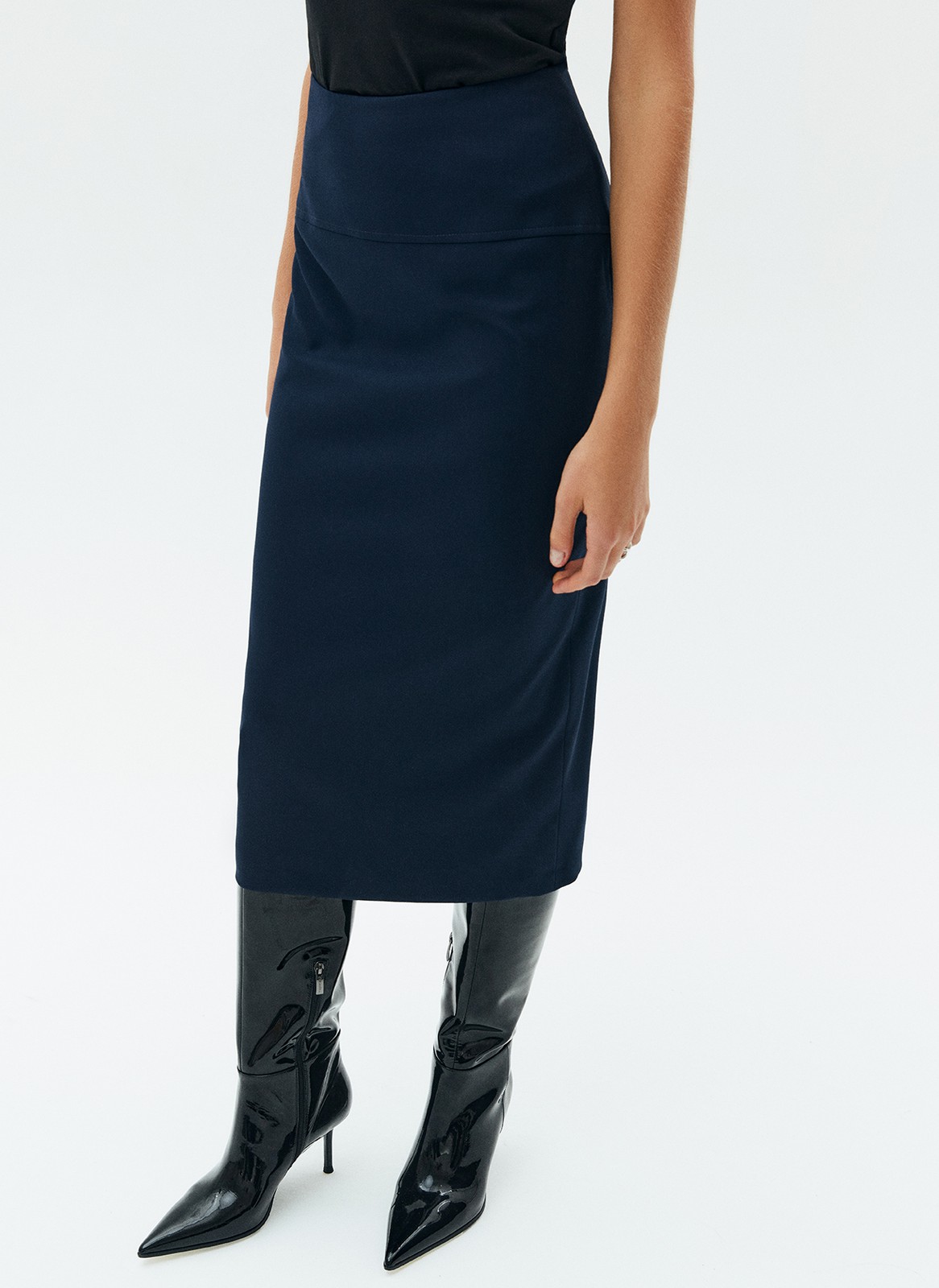 


Юбка-карандаш из костюмной ткани. Мы поработали над тканью в этом сезоне, теперь она ещё лучше держит форму. Благодаря материалам высокого качества, юбка красиво смотрится на фигуре. Модель на средней посадке. Мы рекомендуем сочетать с жакетами из новой коллекции и водолазками.