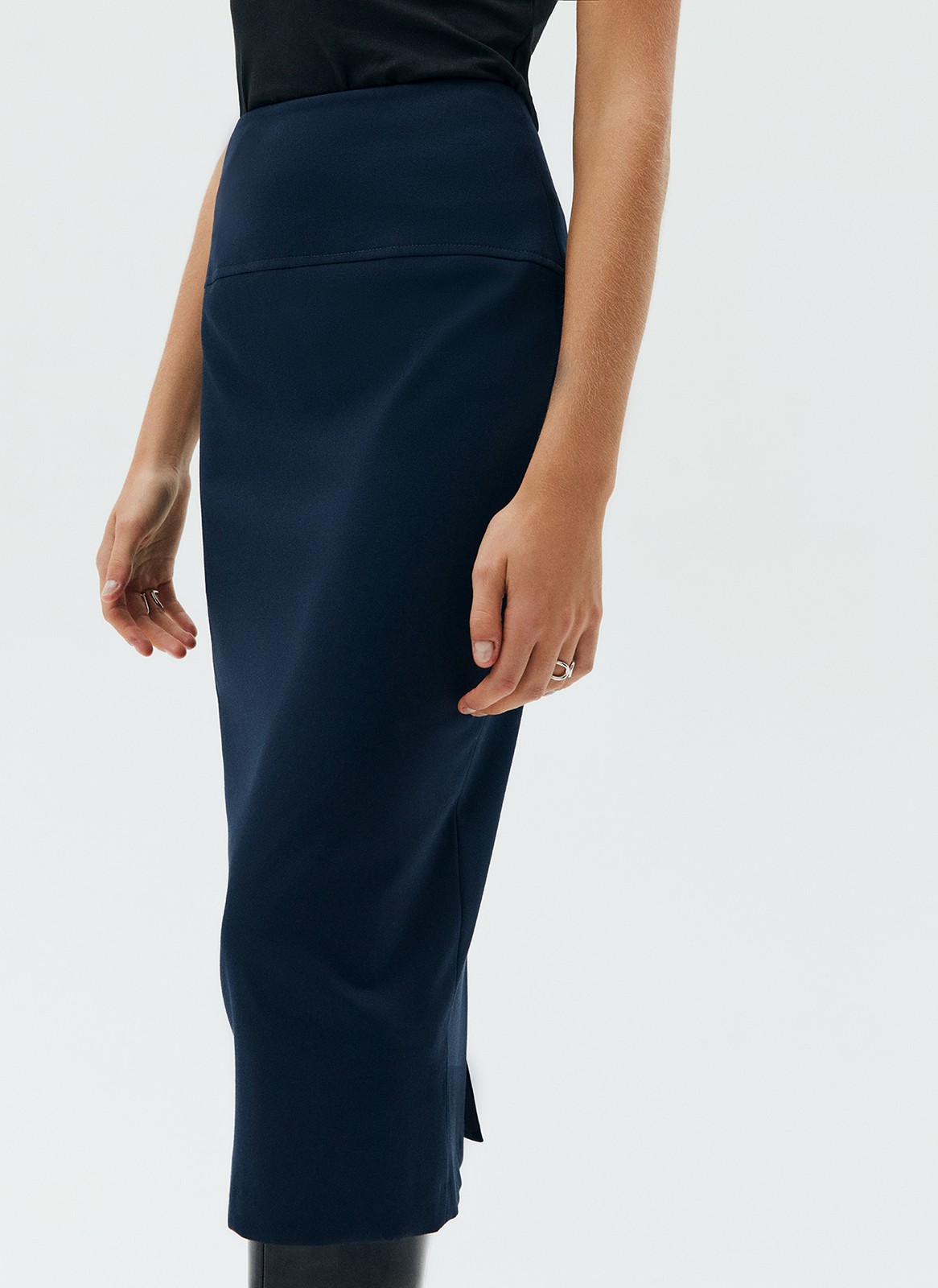 


Юбка-карандаш из костюмной ткани. Мы поработали над тканью в этом сезоне, теперь она ещё лучше держит форму. Благодаря материалам высокого качества, юбка красиво смотрится на фигуре. Модель на средней посадке. Мы рекомендуем сочетать с жакетами из новой коллекции и водолазками.