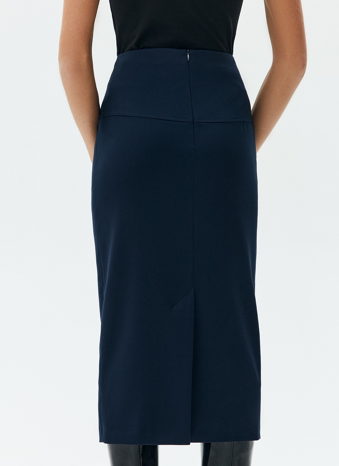 


Юбка-карандаш из костюмной ткани. Мы поработали над тканью в этом сезоне, теперь она ещё лучше держит форму. Благодаря материалам высокого качества, юбка красиво смотрится на фигуре. Модель на средней посадке. Мы рекомендуем сочетать с жакетами из новой коллекции и водолазками.