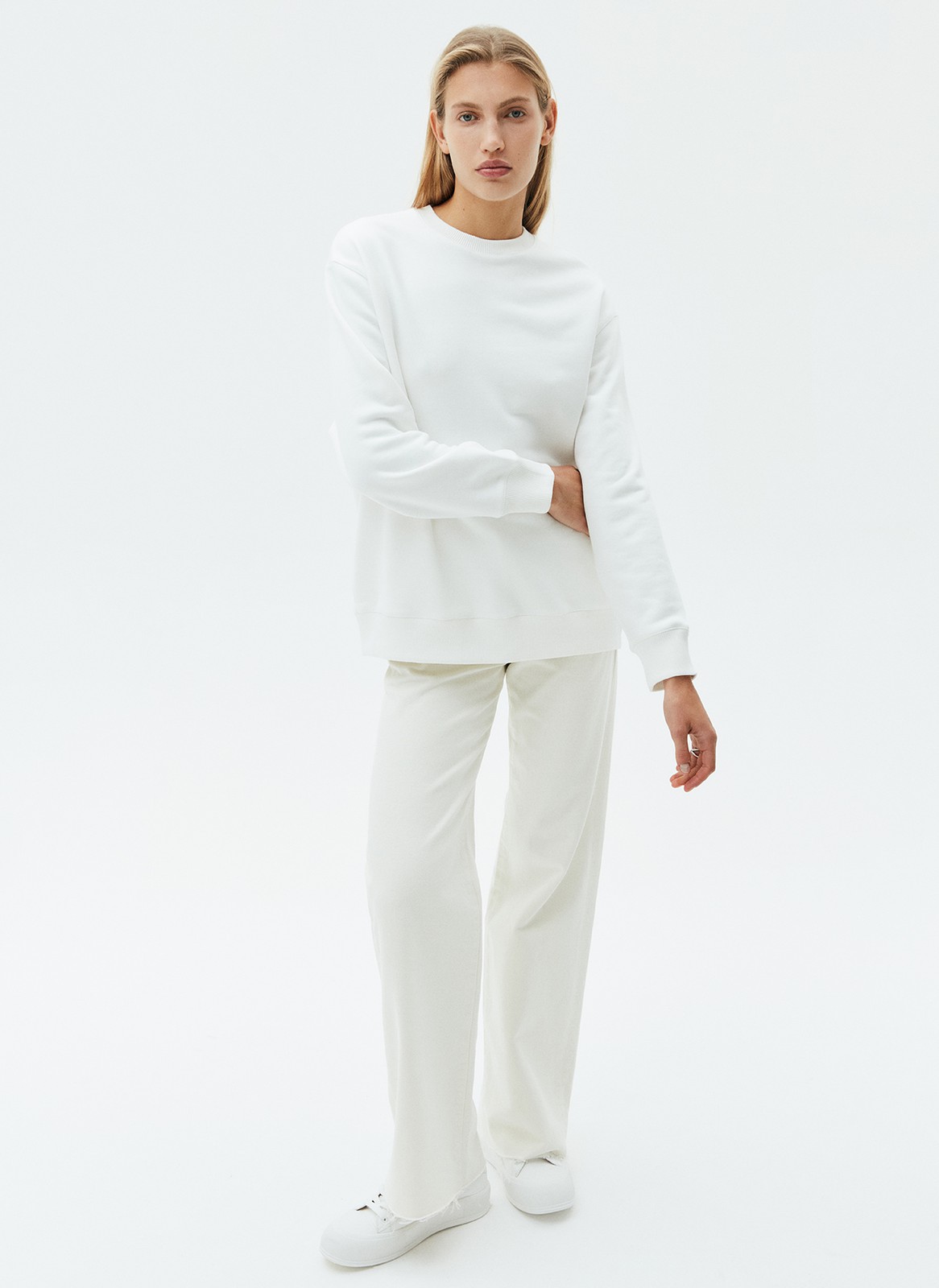 Свитшот oversize, цвет: молочный Allweneed Свитшот объемного кроя из мягкого трикотажа. Благодаря натуральному хлопку, ткань дышит и создает ощущение комфорта. Круглая горловина и спущенное плечо. Эластичные манжеты для фиксации. Можно носить с трикотажными брюками или любимыми джинсами.