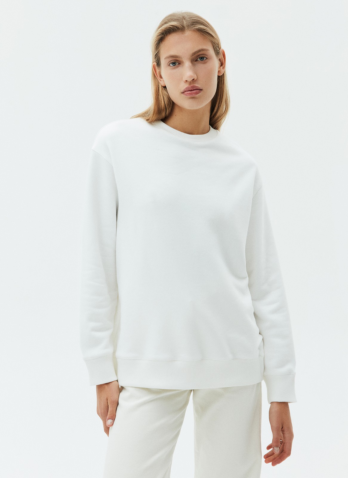 Свитшот oversize, цвет: молочный Allweneed Свитшот объемного кроя из мягкого трикотажа. Благодаря натуральному хлопку, ткань дышит и создает ощущение комфорта. Круглая горловина и спущенное плечо. Эластичные манжеты для фиксации. Можно носить с трикотажными брюками или любимыми джинсами.