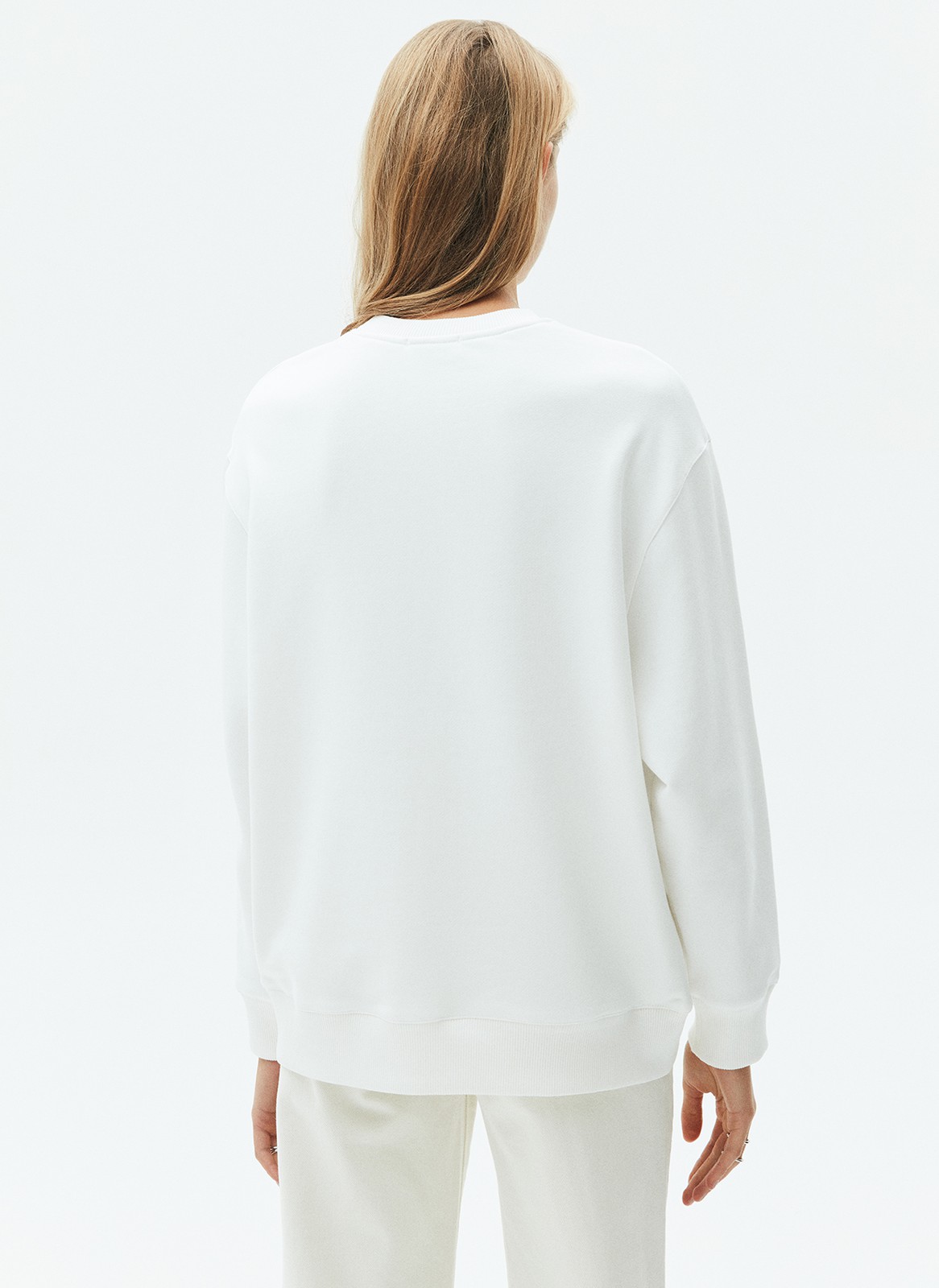 Свитшот oversize, цвет: молочный Allweneed Свитшот объемного кроя из мягкого трикотажа. Благодаря натуральному хлопку, ткань дышит и создает ощущение комфорта. Круглая горловина и спущенное плечо. Эластичные манжеты для фиксации. Можно носить с трикотажными брюками или любимыми джинсами.