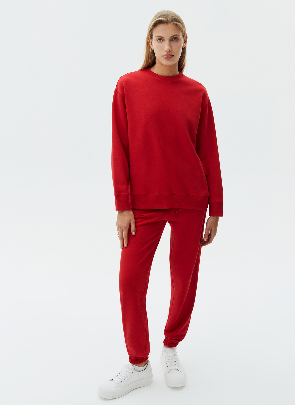 Свитшот объемного кроя из мягкого трикотажа. Благодаря натуральному хлопку, ткань дышит и создает ощущение комфорта. Круглая горловина и спущенное плечо. Эластичные манжеты для фиксации. Можно носить с трикотажными брюками или любимыми джинсами.