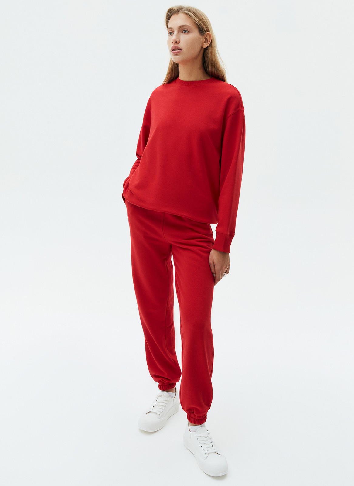 Свитшот объемного кроя из мягкого трикотажа. Благодаря натуральному хлопку, ткань дышит и создает ощущение комфорта. Круглая горловина и спущенное плечо. Эластичные манжеты для фиксации. Можно носить с трикотажными брюками или любимыми джинсами.