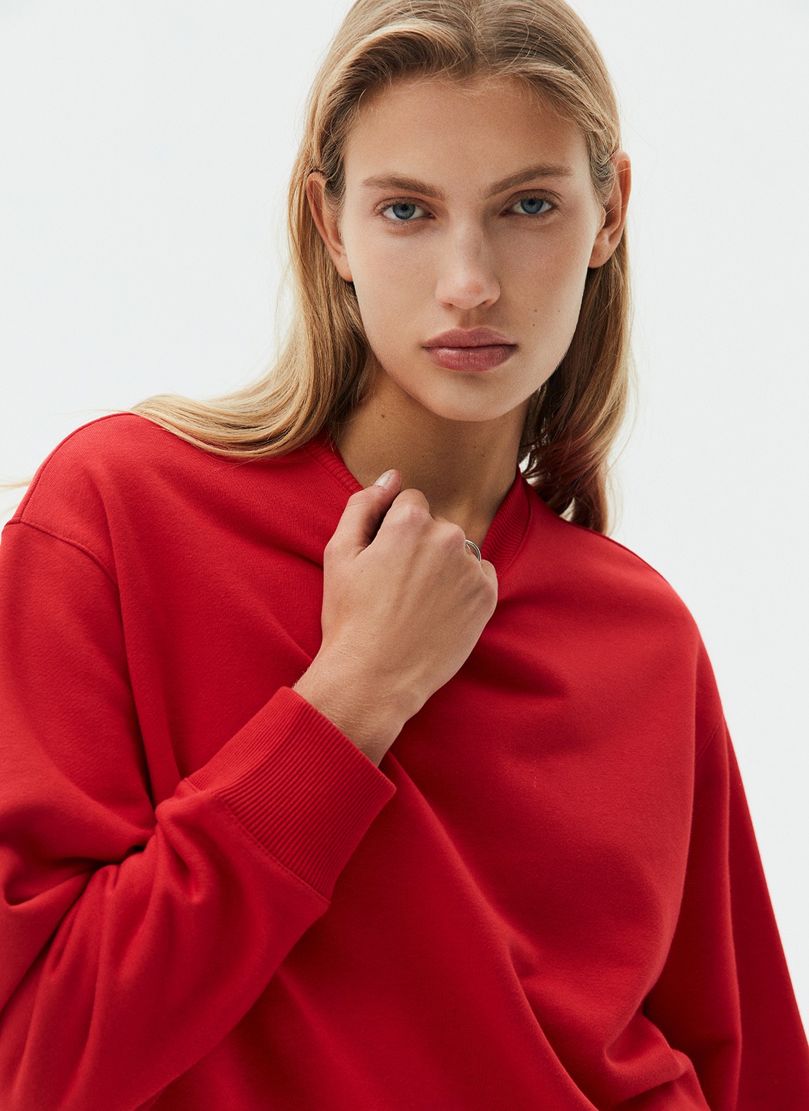 Свитшот объемного кроя из мягкого трикотажа. Благодаря натуральному хлопку, ткань дышит и создает ощущение комфорта. Круглая горловина и спущенное плечо. Эластичные манжеты для фиксации. Можно носить с трикотажными брюками или любимыми джинсами.