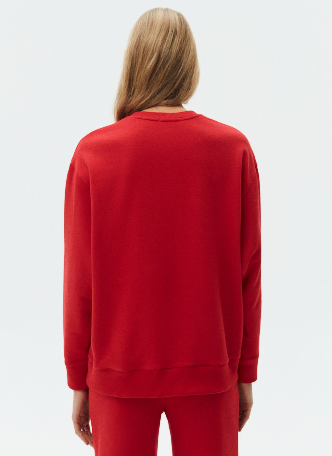 Свитшот объемного кроя из мягкого трикотажа. Благодаря натуральному хлопку, ткань дышит и создает ощущение комфорта. Круглая горловина и спущенное плечо. Эластичные манжеты для фиксации. Можно носить с трикотажными брюками или любимыми джинсами.