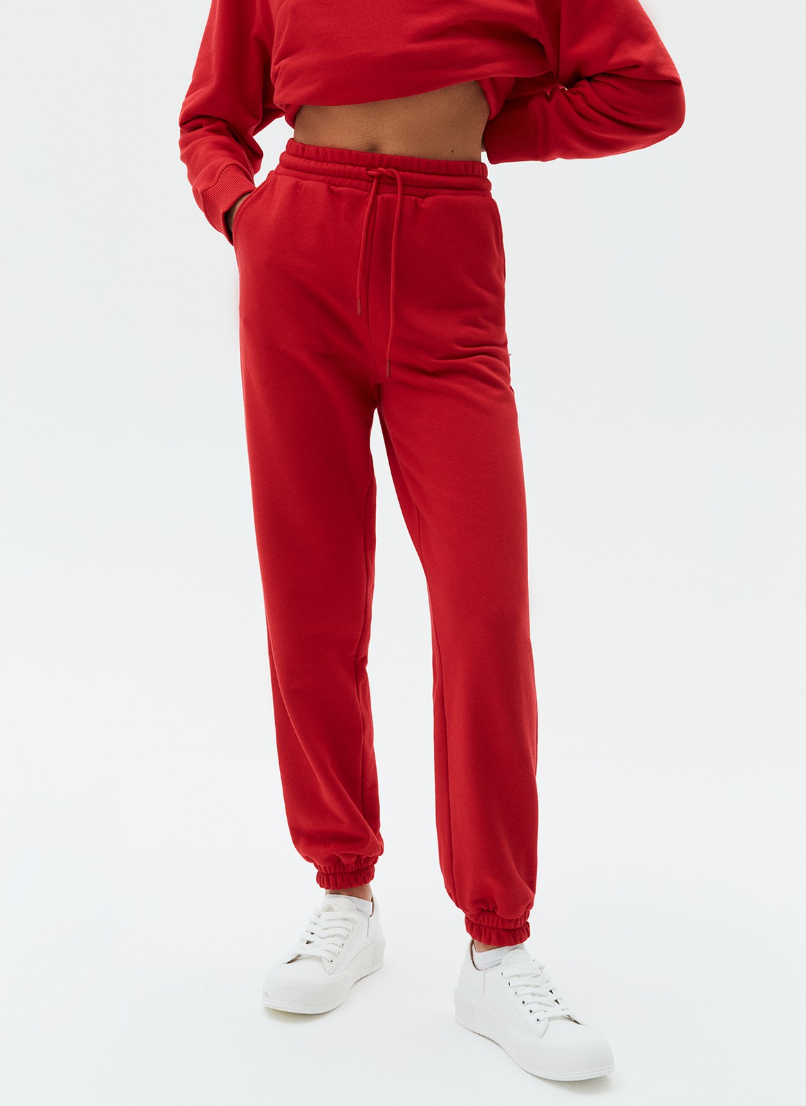Джоггеры, цвет: красный Allweneed Джогеры на средней посадке. Эластичный пояс со шнурком и резинки внизу для комфортной посадки. Ткань очень приятна на ощупь и позволяет коже дышать. Носите со свитшотом из новой коллекции