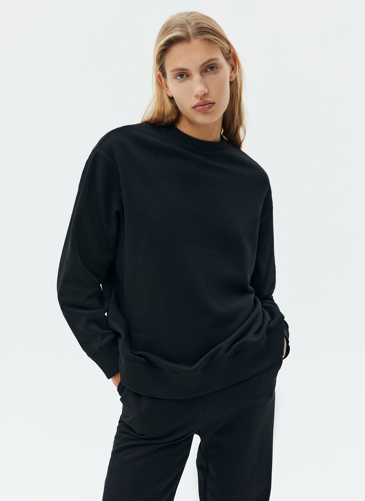 Свитшот oversize, цвет: Черный Allweneed Свитшот объемного кроя из мягкого трикотажа. Благодаря натуральному хлопку, ткань дышит и создает ощущение комфорта. Круглая горловина и спущенное плечо. Эластичные манжеты для фиксации. Можно носить с трикотажными брюками или любимыми джинсами.