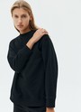 Свитшот oversize, цвет: Черный Allweneed Свитшот объемного кроя из мягкого трикотажа. Благодаря натуральному хлопку, ткань дышит и создает ощущение комфорта. Круглая горловина и спущенное плечо. Эластичные манжеты для фиксации. Можно носить с трикотажными брюками или любимыми джинсами.