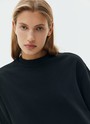 Свитшот oversize, цвет: Черный Allweneed Свитшот объемного кроя из мягкого трикотажа. Благодаря натуральному хлопку, ткань дышит и создает ощущение комфорта. Круглая горловина и спущенное плечо. Эластичные манжеты для фиксации. Можно носить с трикотажными брюками или любимыми джинсами.