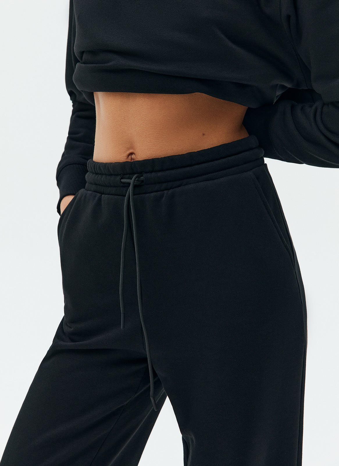 Джоггеры, цвет: Черный Allweneed Джогеры на средней посадке. Эластичный пояс со шнурком и резинки внизу для комфортной посадки. Ткань очень приятна на ощупь и позволяет коже дышать. Носите со свитшотом из новой коллекции
