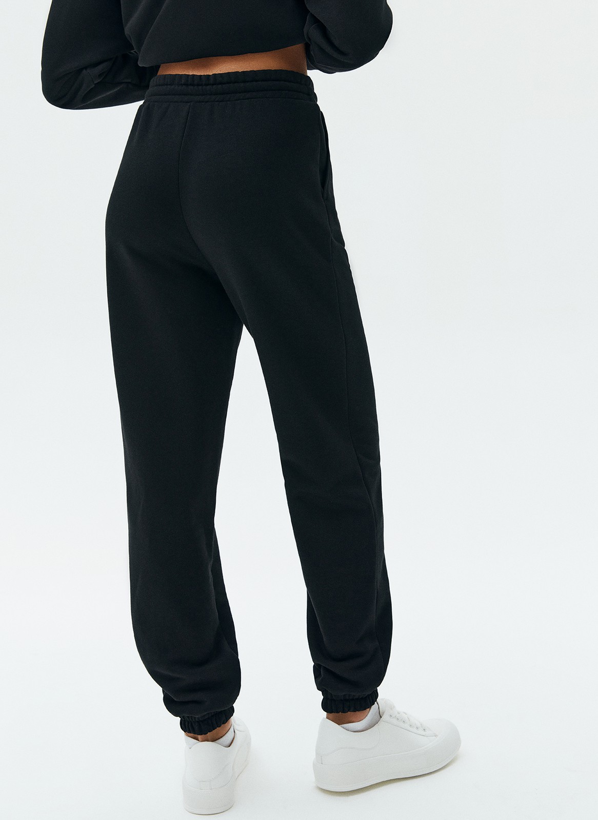 Джоггеры, цвет: Черный Allweneed Джогеры на средней посадке. Эластичный пояс со шнурком и резинки внизу для комфортной посадки. Ткань очень приятна на ощупь и позволяет коже дышать. Носите со свитшотом из новой коллекции
