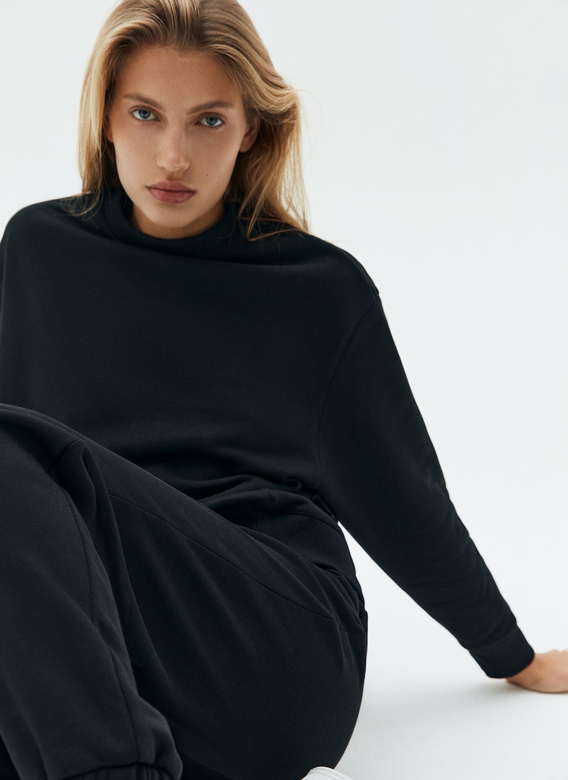 Свитшот oversize, цвет: Черный Allweneed Свитшот объемного кроя из мягкого трикотажа. Благодаря натуральному хлопку, ткань дышит и создает ощущение комфорта. Круглая горловина и спущенное плечо. Эластичные манжеты для фиксации. Можно носить с трикотажными брюками или любимыми джинсами.