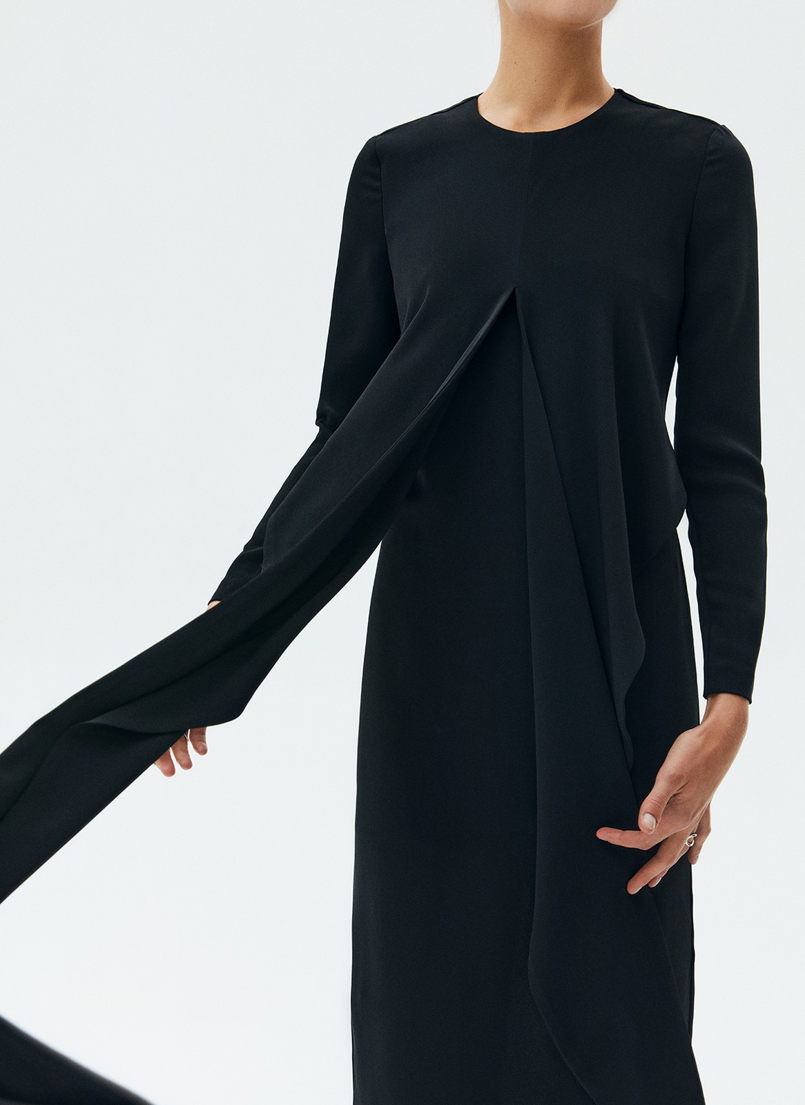 Платье с узлом на талии, цвет: Черный Allweneed
Платье длины миди с запахом на талии. Приталенный силуэт для женственного образа. Круглый вырез. Вы можете развязать узел и задрапировать платье по своему желанию. Такая модель подходит как для свиданий, так и для деловых встреч. Рекомендуем носить с высокими сапогами.