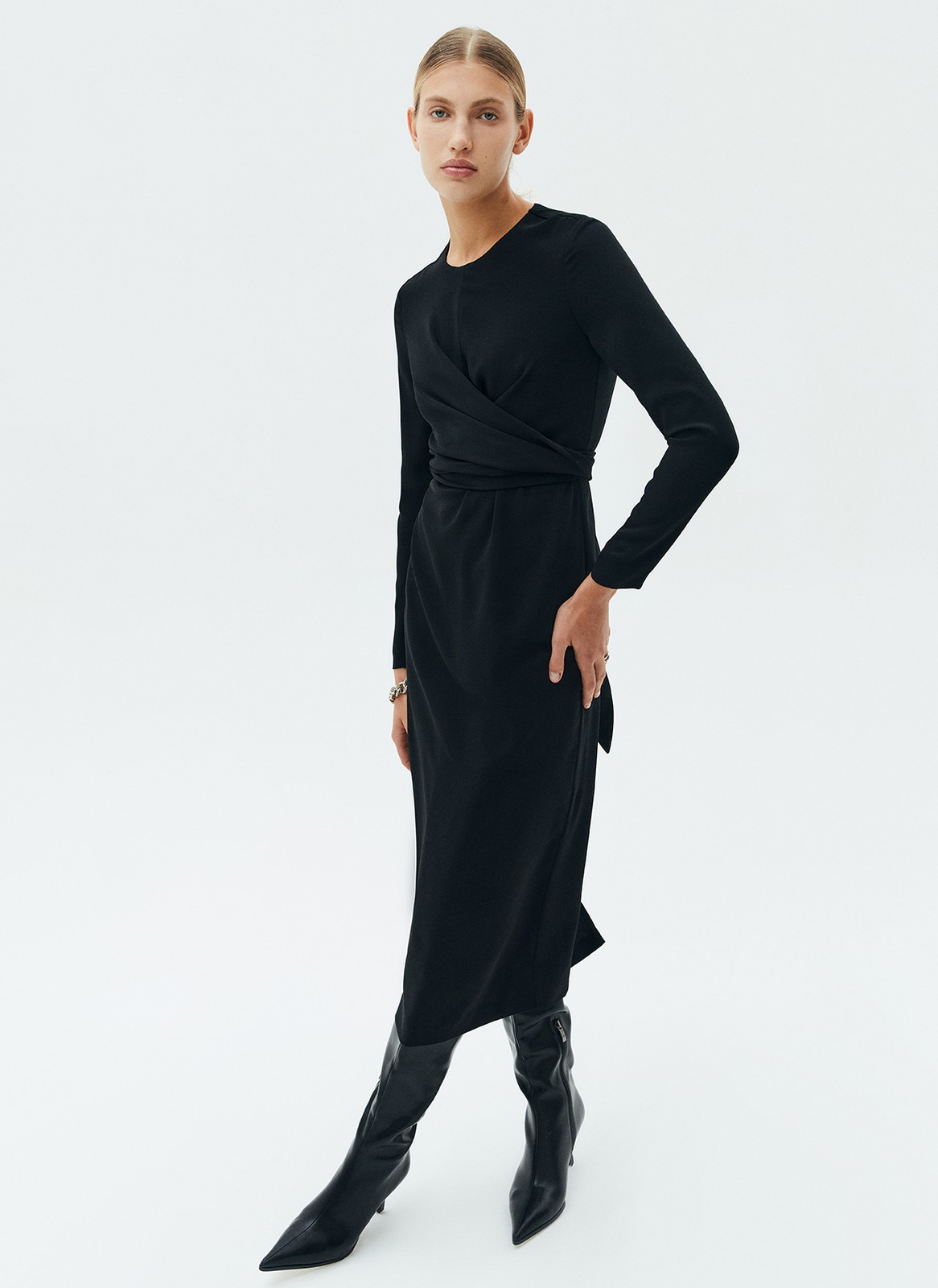 Платье с узлом на талии, цвет: Черный Allweneed
Платье длины миди с запахом на талии. Приталенный силуэт для женственного образа. Круглый вырез. Вы можете развязать узел и задрапировать платье по своему желанию. Такая модель подходит как для свиданий, так и для деловых встреч. Рекомендуем носить с высокими сапогами.