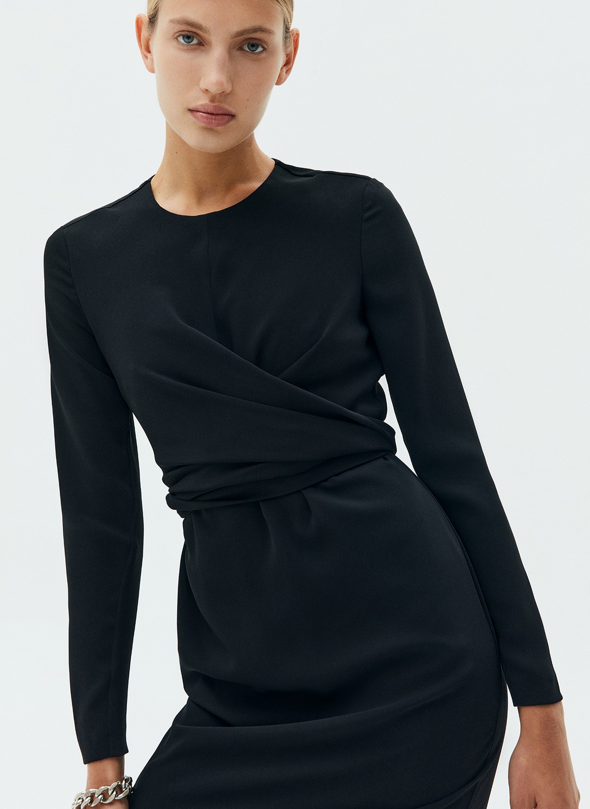 Платье с узлом на талии, цвет: Черный Allweneed
Платье длины миди с запахом на талии. Приталенный силуэт для женственного образа. Круглый вырез. Вы можете развязать узел и задрапировать платье по своему желанию. Такая модель подходит как для свиданий, так и для деловых встреч. Рекомендуем носить с высокими сапогами.