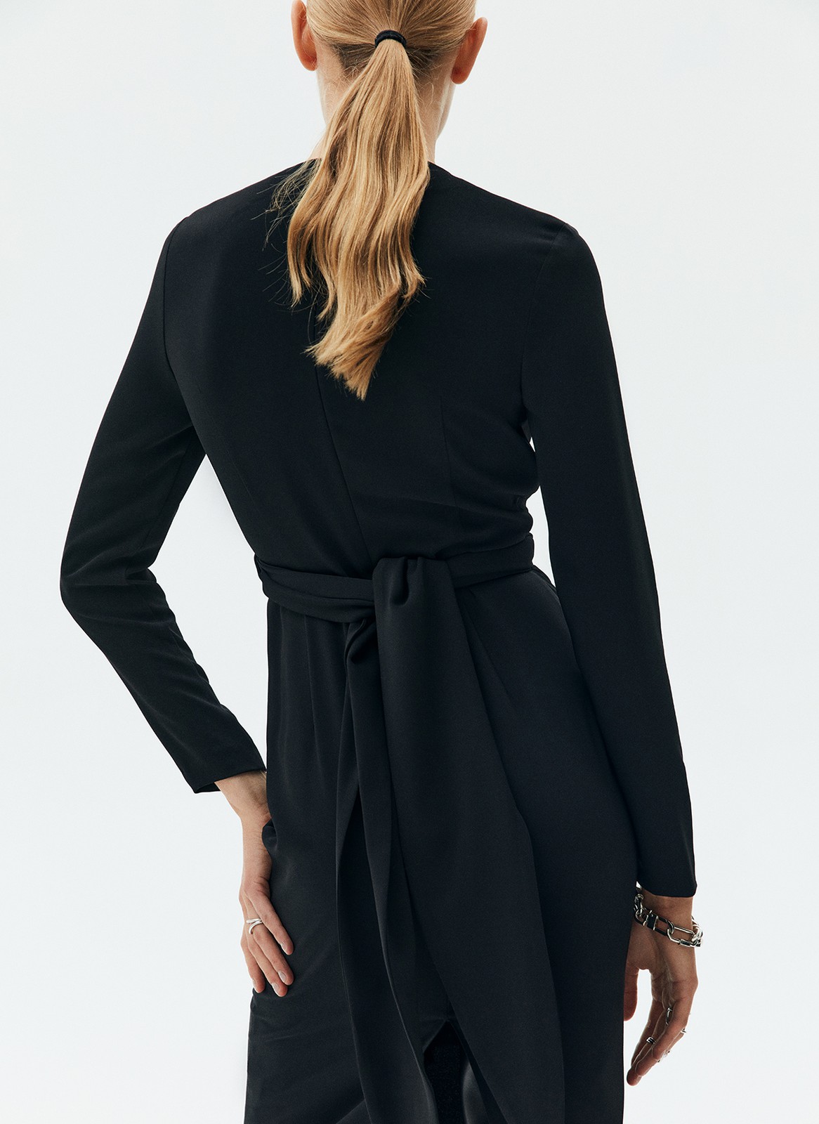 Платье с узлом на талии, цвет: Черный Allweneed
Платье длины миди с запахом на талии. Приталенный силуэт для женственного образа. Круглый вырез. Вы можете развязать узел и задрапировать платье по своему желанию. Такая модель подходит как для свиданий, так и для деловых встреч. Рекомендуем носить с высокими сапогами.