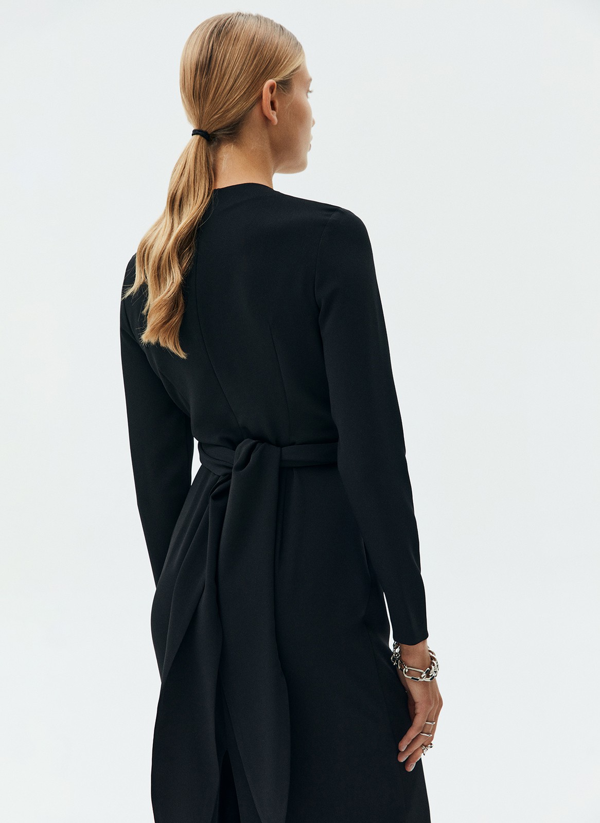 Платье с узлом на талии, цвет: Черный Allweneed
Платье длины миди с запахом на талии. Приталенный силуэт для женственного образа. Круглый вырез. Вы можете развязать узел и задрапировать платье по своему желанию. Такая модель подходит как для свиданий, так и для деловых встреч. Рекомендуем носить с высокими сапогами.