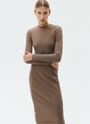 Платье миди с длинным рукавом, цвет: темно-бежевый Allweneed
Платье длины миди с длинным рукавом. Модель с ребристым эффектом, что делает образ многогранным. Изделие прямого кроя из смесового материала, благодаря которому модель хорошо садится по фигуре и сохраняет форму. Мы любимым такие платья из плотного и пластичного трикотажа, ведь их можно надеть уютным вечером в кругу близких или на свидание. Носите с сапогами или обувью без каблука.