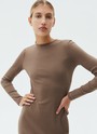 Платье миди с длинным рукавом, цвет: темно-бежевый Allweneed
Платье длины миди с длинным рукавом. Модель с ребристым эффектом, что делает образ многогранным. Изделие прямого кроя из смесового материала, благодаря которому модель хорошо садится по фигуре и сохраняет форму. Мы любимым такие платья из плотного и пластичного трикотажа, ведь их можно надеть уютным вечером в кругу близких или на свидание. Носите с сапогами или обувью без каблука.