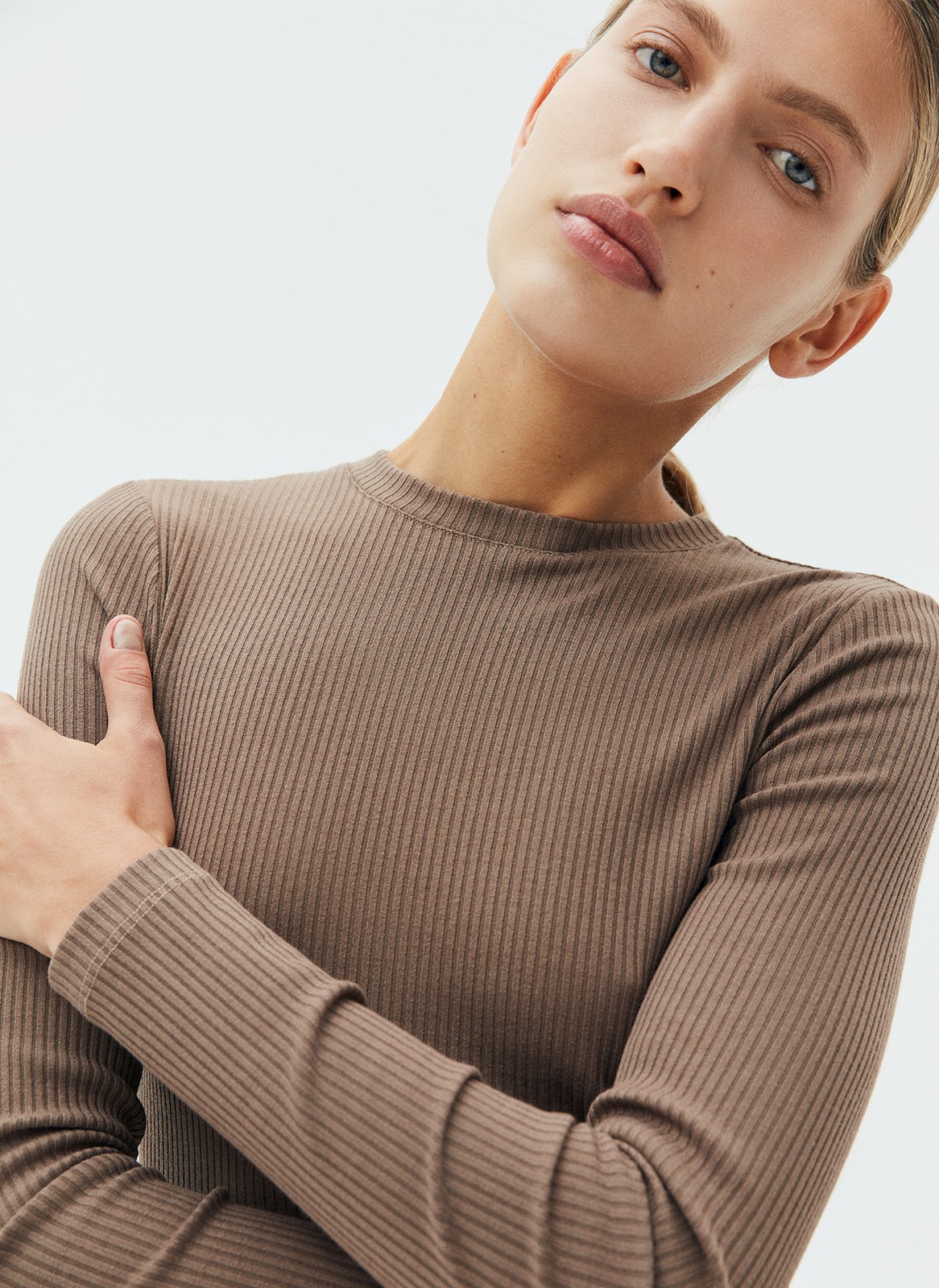 Платье миди с длинным рукавом, цвет: темно-бежевый Allweneed
Платье длины миди с длинным рукавом. Модель с ребристым эффектом, что делает образ многогранным. Изделие прямого кроя из смесового материала, благодаря которому модель хорошо садится по фигуре и сохраняет форму. Мы любимым такие платья из плотного и пластичного трикотажа, ведь их можно надеть уютным вечером в кругу близких или на свидание. Носите с сапогами или обувью без каблука.