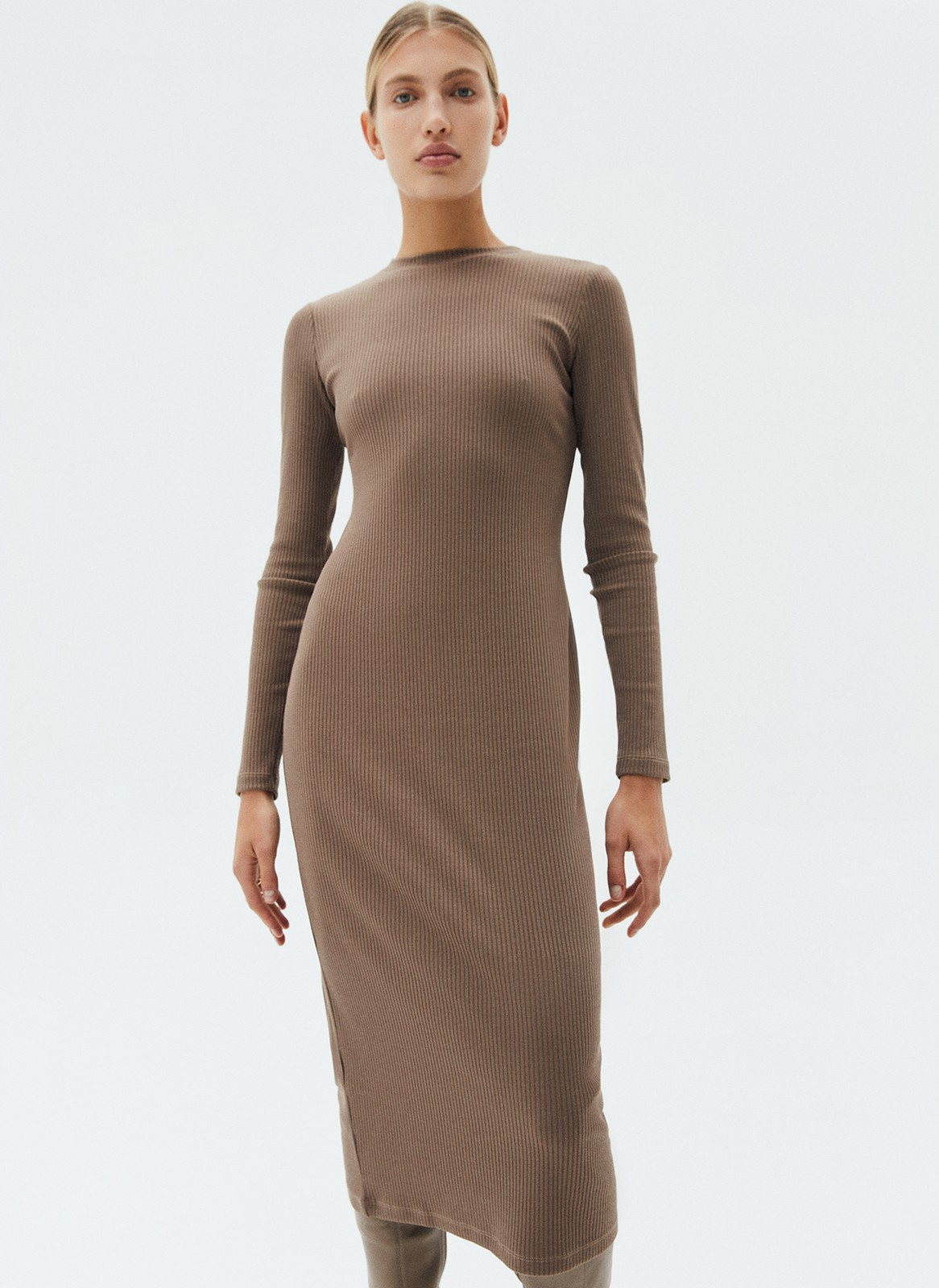 Платье миди с длинным рукавом, цвет: темно-бежевый Allweneed
Платье длины миди с длинным рукавом. Модель с ребристым эффектом, что делает образ многогранным. Изделие прямого кроя из смесового материала, благодаря которому модель хорошо садится по фигуре и сохраняет форму. Мы любимым такие платья из плотного и пластичного трикотажа, ведь их можно надеть уютным вечером в кругу близких или на свидание. Носите с сапогами или обувью без каблука.