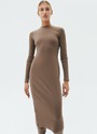 Платье миди с длинным рукавом, цвет: темно-бежевый Allweneed
Платье длины миди с длинным рукавом. Модель с ребристым эффектом, что делает образ многогранным. Изделие прямого кроя из смесового материала, благодаря которому модель хорошо садится по фигуре и сохраняет форму. Мы любимым такие платья из плотного и пластичного трикотажа, ведь их можно надеть уютным вечером в кругу близких или на свидание. Носите с сапогами или обувью без каблука.