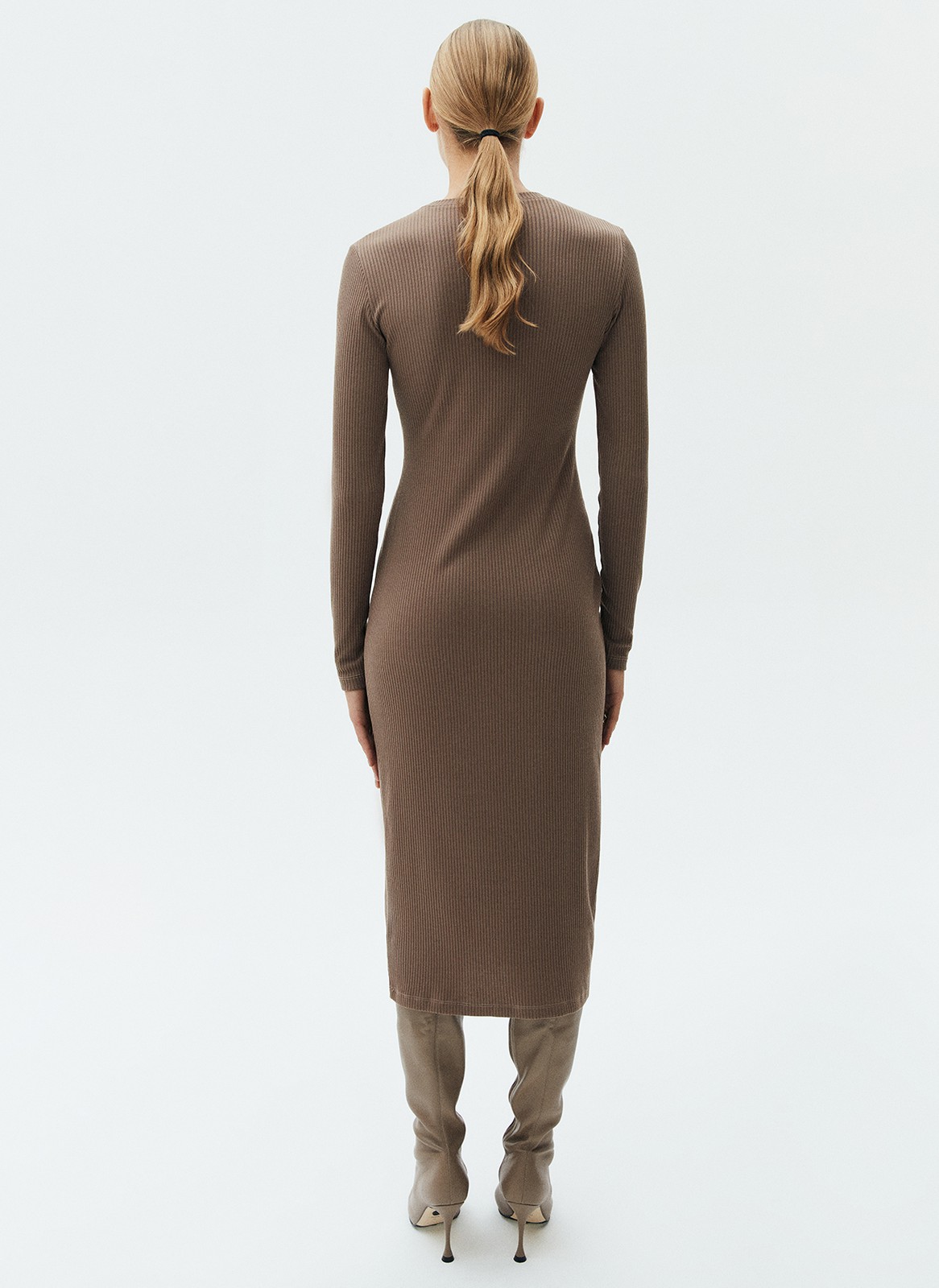 Платье миди с длинным рукавом, цвет: темно-бежевый Allweneed
Платье длины миди с длинным рукавом. Модель с ребристым эффектом, что делает образ многогранным. Изделие прямого кроя из смесового материала, благодаря которому модель хорошо садится по фигуре и сохраняет форму. Мы любимым такие платья из плотного и пластичного трикотажа, ведь их можно надеть уютным вечером в кругу близких или на свидание. Носите с сапогами или обувью без каблука.