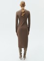 Платье миди с длинным рукавом, цвет: темно-бежевый Allweneed
Платье длины миди с длинным рукавом. Модель с ребристым эффектом, что делает образ многогранным. Изделие прямого кроя из смесового материала, благодаря которому модель хорошо садится по фигуре и сохраняет форму. Мы любимым такие платья из плотного и пластичного трикотажа, ведь их можно надеть уютным вечером в кругу близких или на свидание. Носите с сапогами или обувью без каблука.