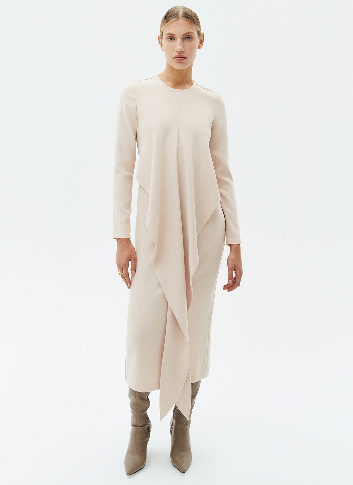 


Платье длины миди с запахом на талии. Приталенный силуэт для женственного образа. Круглый вырез. Вы можете развязать узел и задрапировать платье по своему желанию. Такая модель подходит как для свиданий, так и для деловых встреч. Рекомендуем носить с высокими сапогами.