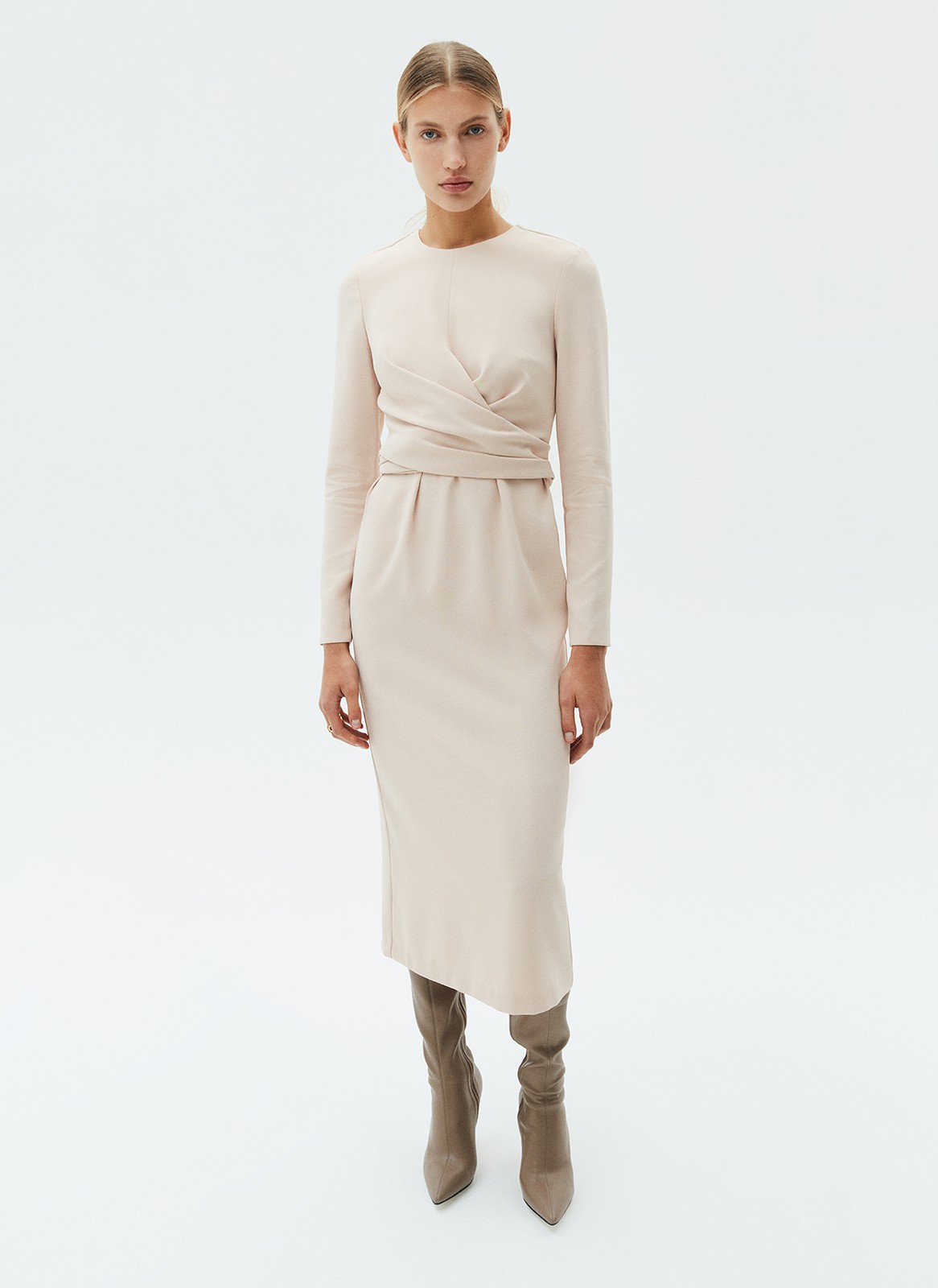 


Платье длины миди с запахом на талии. Приталенный силуэт для женственного образа. Круглый вырез. Вы можете развязать узел и задрапировать платье по своему желанию. Такая модель подходит как для свиданий, так и для деловых встреч. Рекомендуем носить с высокими сапогами.