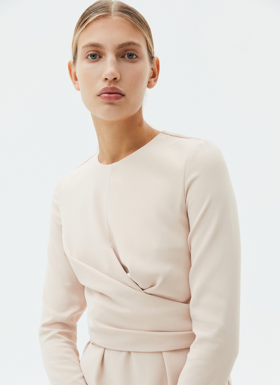 


Платье длины миди с запахом на талии. Приталенный силуэт для женственного образа. Круглый вырез. Вы можете развязать узел и задрапировать платье по своему желанию. Такая модель подходит как для свиданий, так и для деловых встреч. Рекомендуем носить с высокими сапогами.