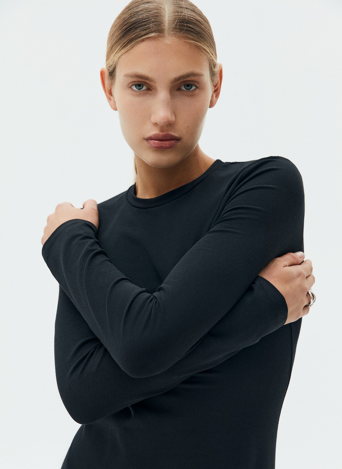 Платье миди со скошеным низом юбки, цвет: Черный Allweneed
Платье длины миди со скошенным низом. Круглый вырез и классическая линия плеча. Платье имеет приталенный силуэт, но благодаря свободной юбке, в нем комфортно передвигаться по городу. Мягкая ткань из хлопка поддерживает оптимальную температуру тела даже при смене погоды. Вы можете носить модель самостоятельно или сочетать с любимым джемпером и кардиганом.